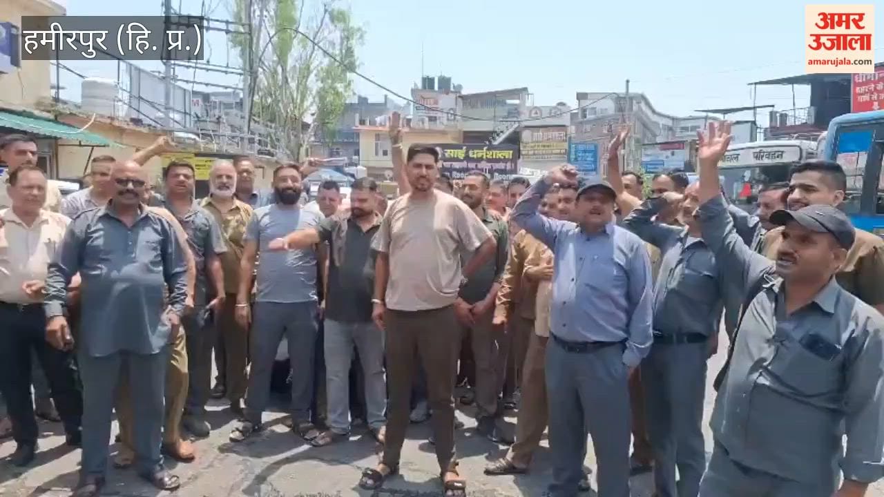 Hamirpur: Drivers and conductors raised slogans at the bus stand