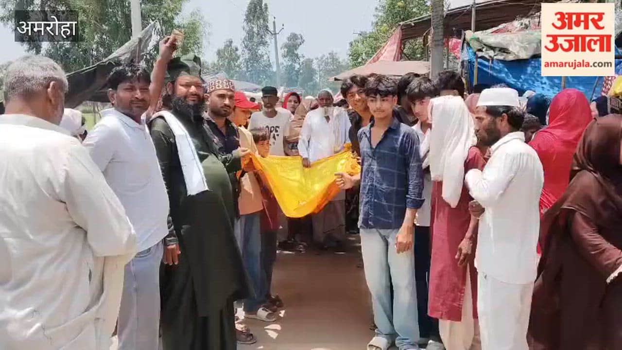 Offered a chadar and prayed at the Dargah of Bhure Shah in Tokra Patti
