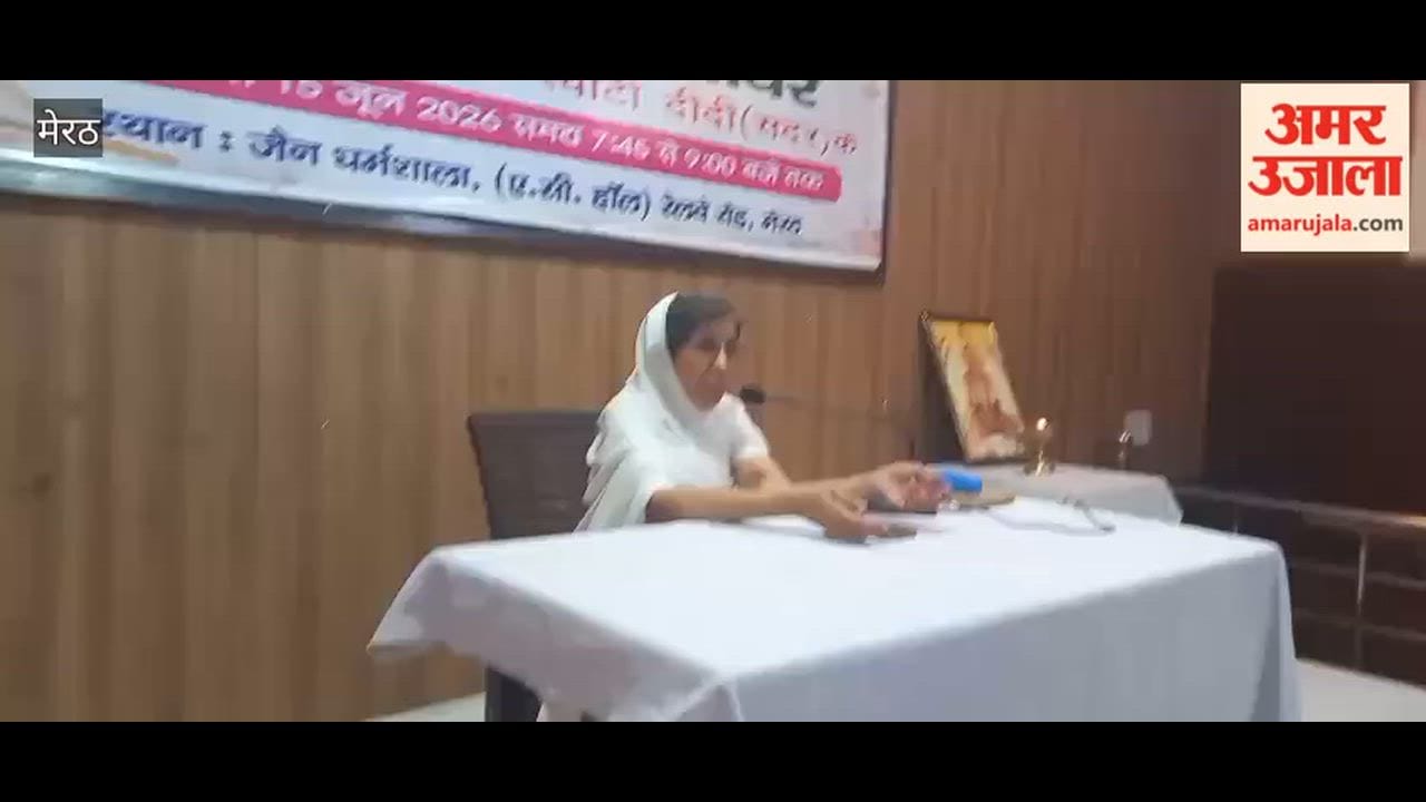 Meerut: Brahmachari Sweety Didi mesmerized the audience with her discourse.