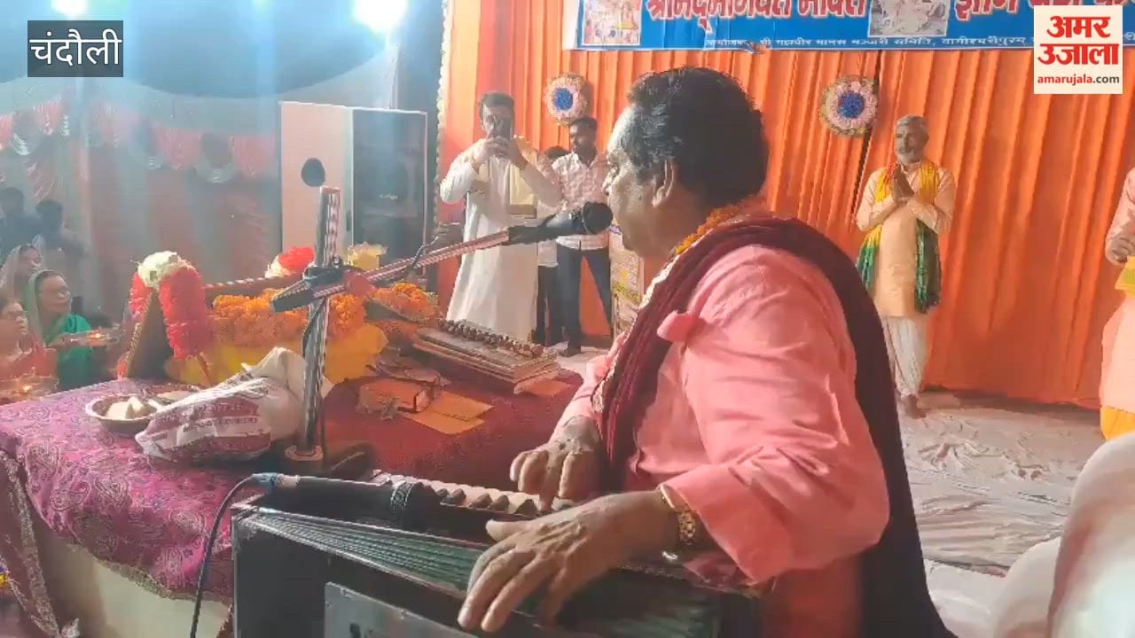 Devotees moved emotion upon hearing story slaying of Kansa pandal alive dancing devotional songs