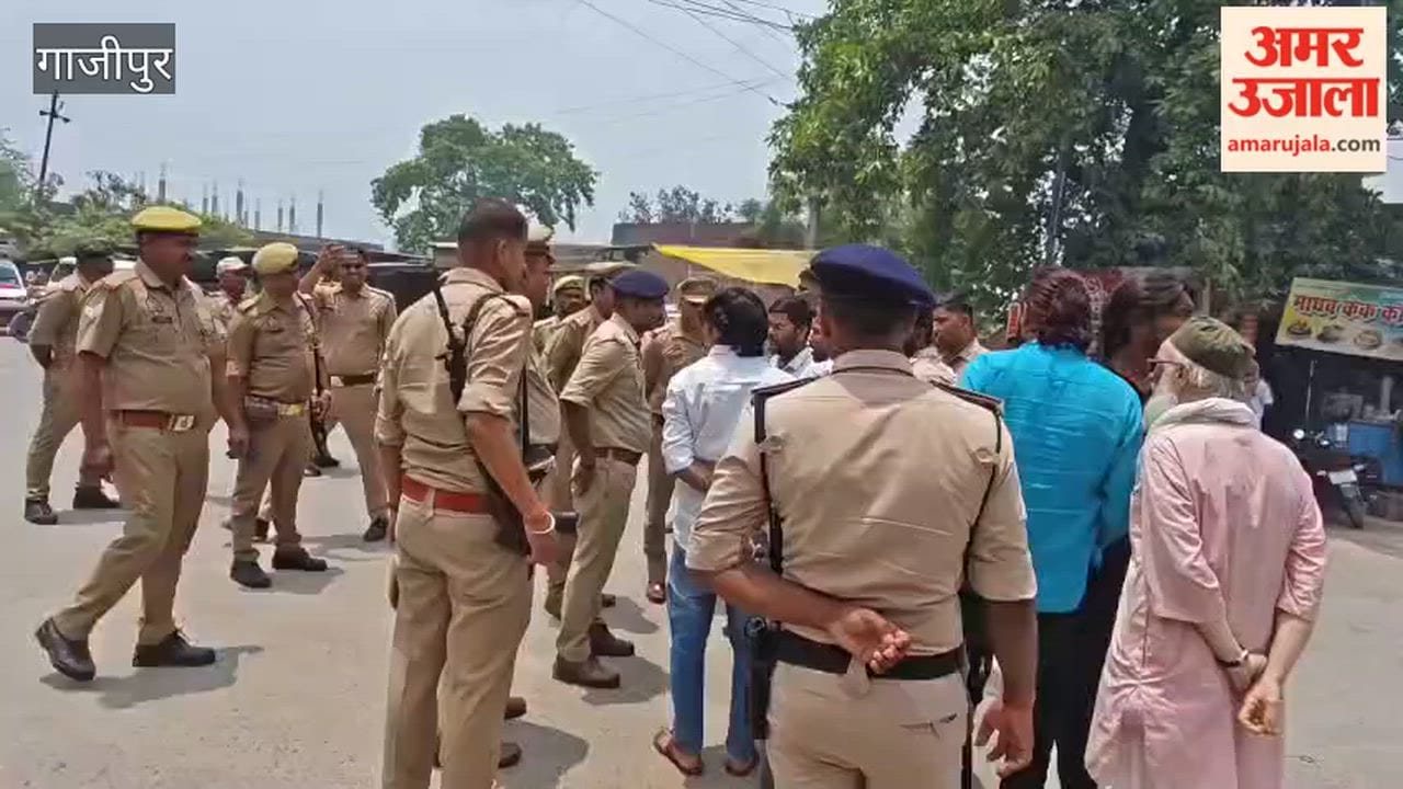 Police stop Mukesh Sahani while he is on his way to meet Kamlesh family