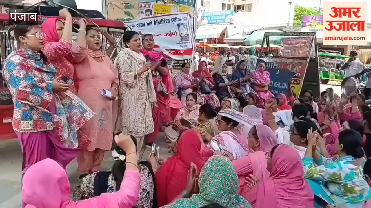 In Moga, ASHA workers expressed their protest against the Punjab government by banging plates.