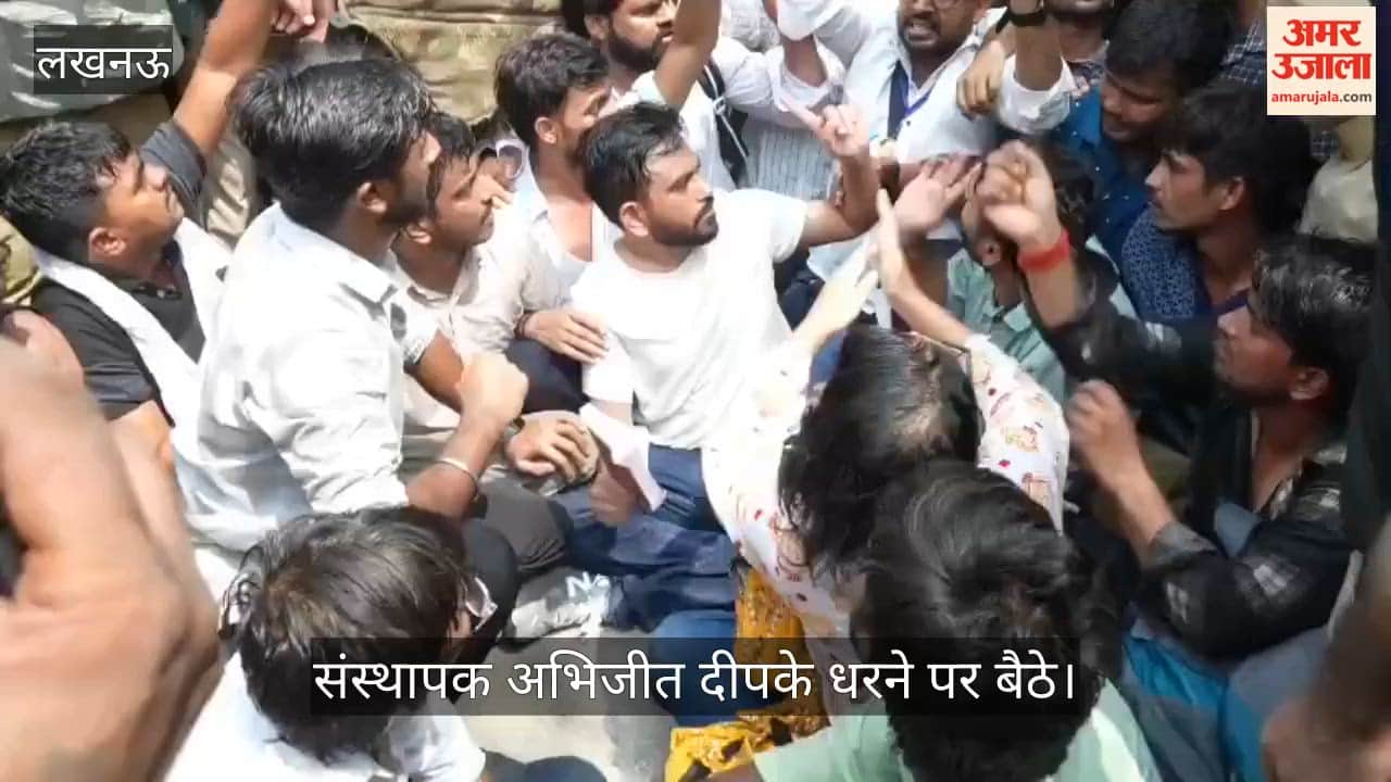 VIDEO: कॉकरोच जनता पार्टी का प्रदर्शन, संस्थापक अभिजीत दीपके धरने पर बैठे