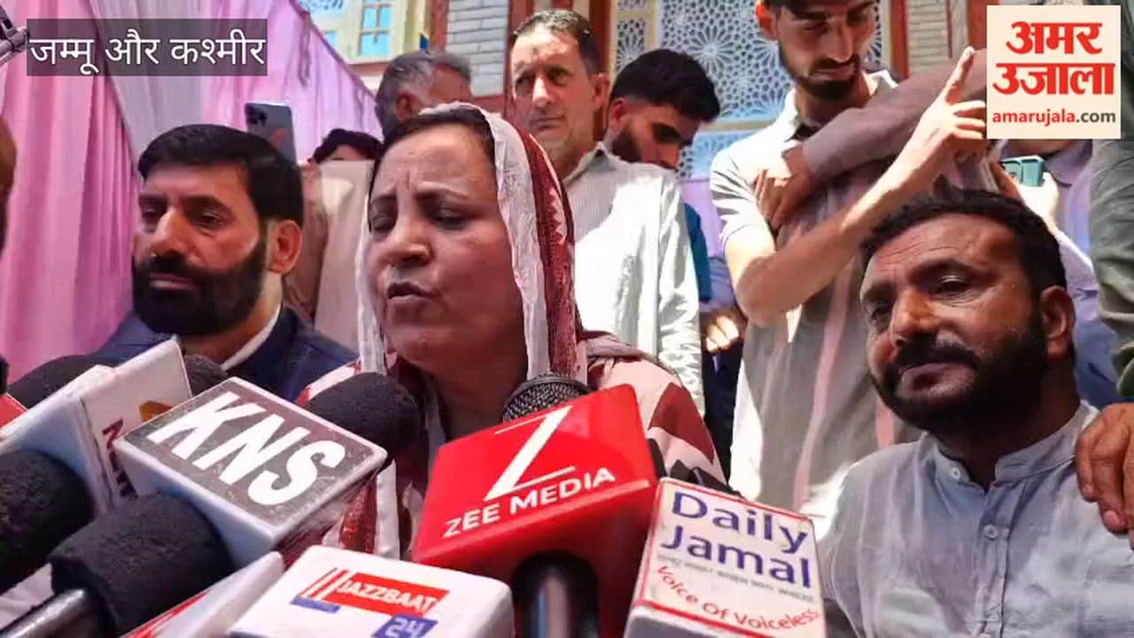 Health and Medical Education, Sakina Itoo, on Wednesday criticised PDP chief Mehbooba Mufti and Waqf Board