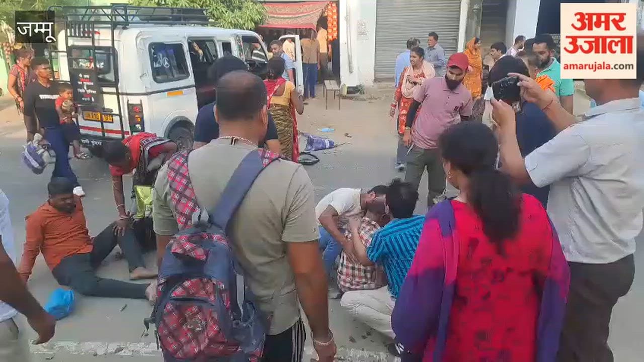 Passenger auto overturns in Vijaypur