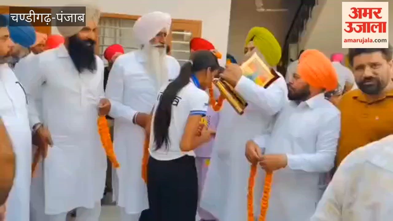 Rashmin Kaur from Ferozepur, a member of the Indian Under-18 women's hockey team, felicitated.