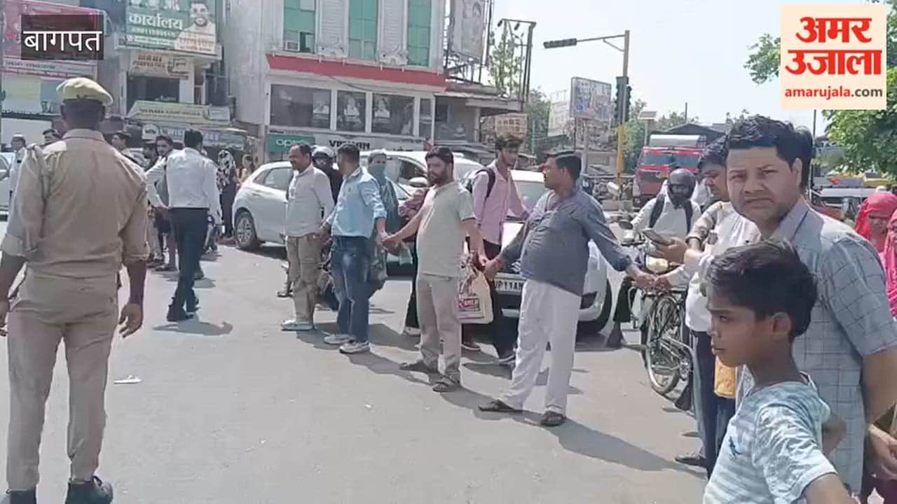 Baghpat: Traders formed a human chain to protest against the killings.