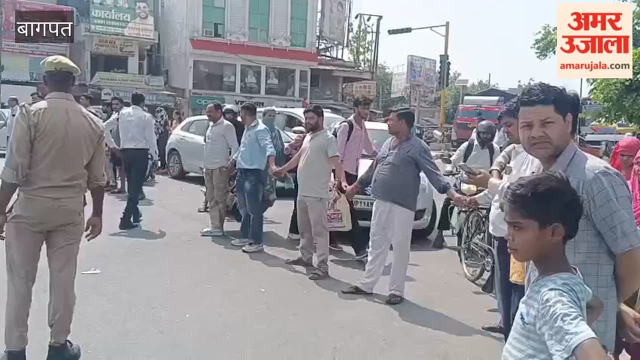 Baghpat: Traders formed a human chain to protest against the killings.