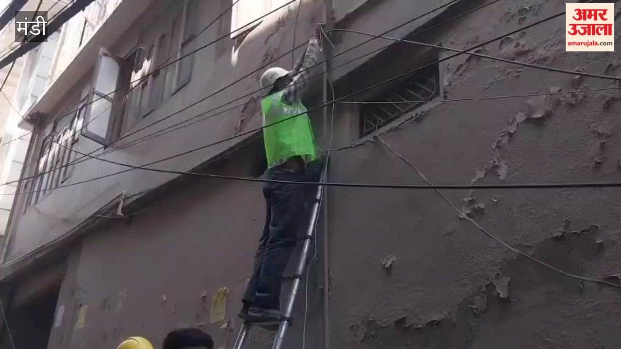 Mandi: Truck uproots electricity poles and wires; Mandi city faces day-long power crisis amidst scorching heat