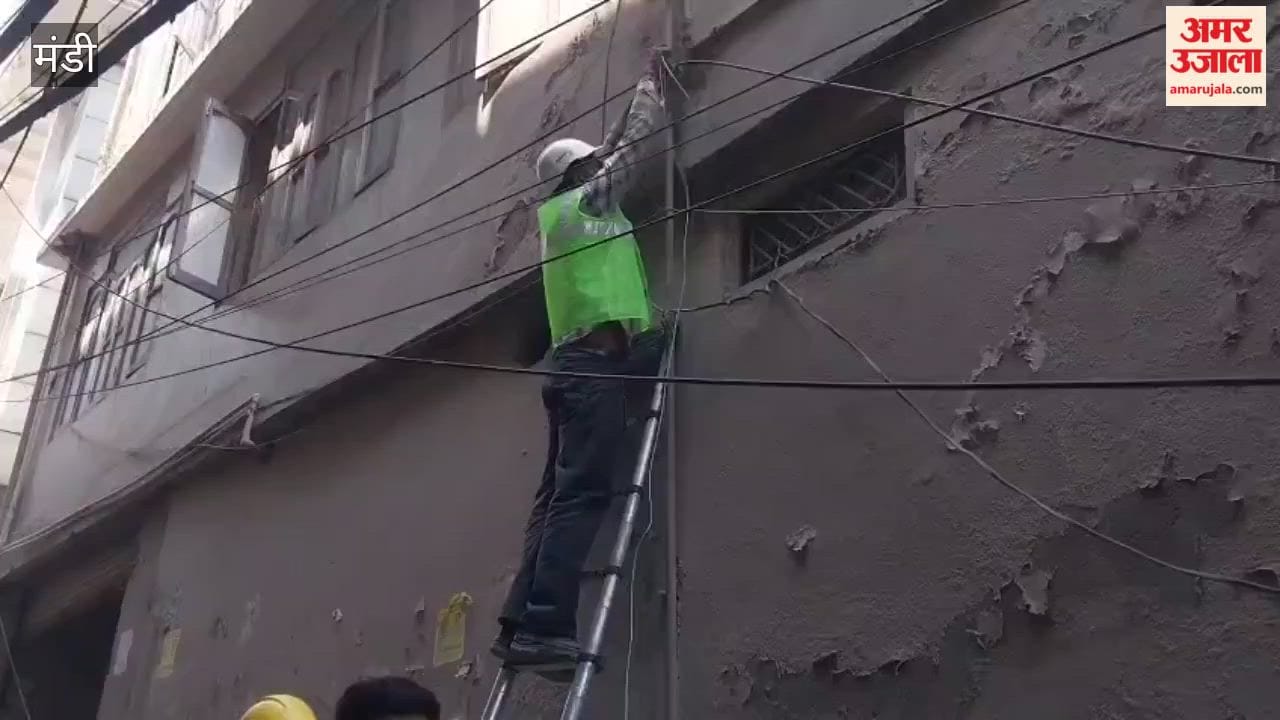 Mandi: Truck uproots electricity poles and wires; Mandi city faces day-long power crisis amidst scorching heat