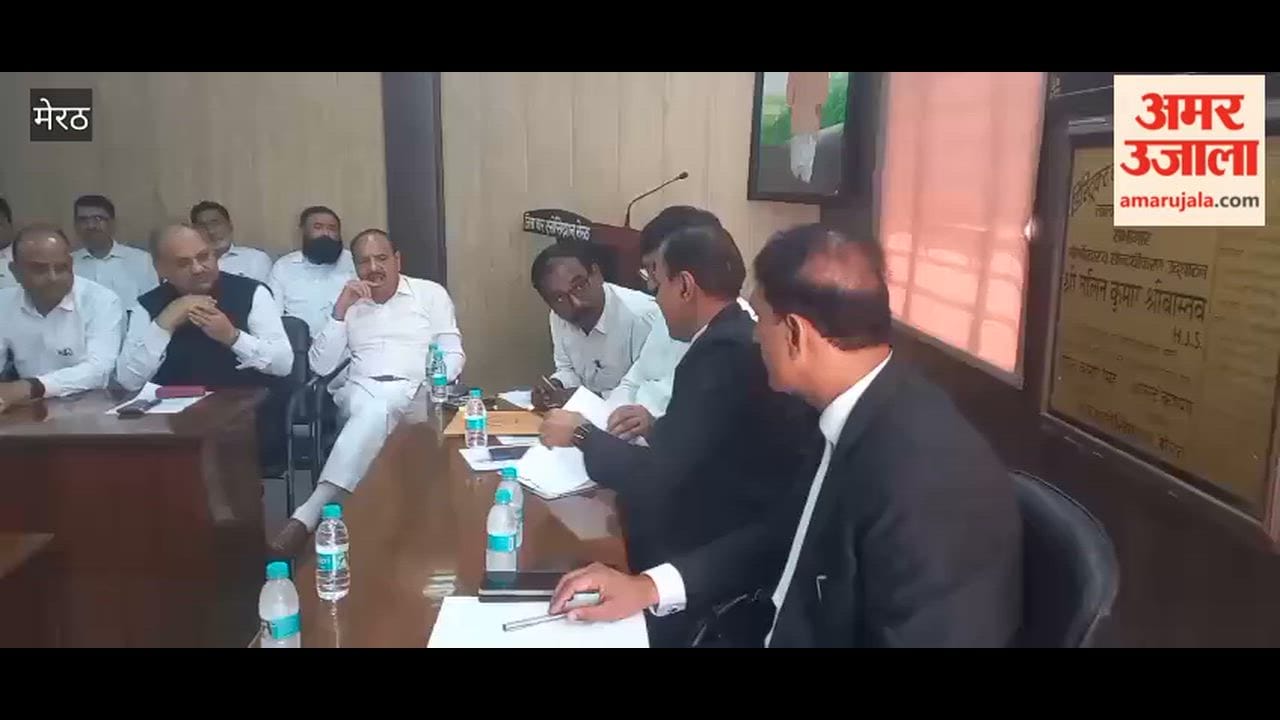 Meerut: Advocates held a meeting at the District Bar and formulated a strategy.