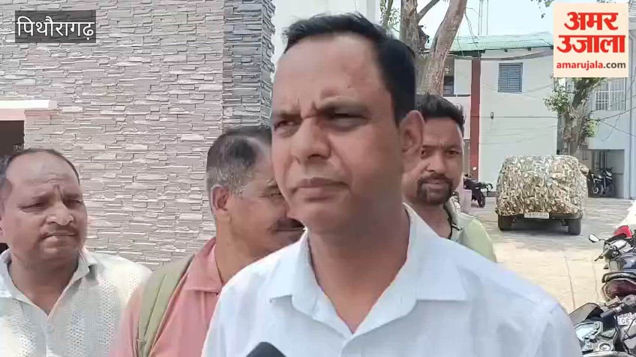 Congress protests against the poor state of health services in Pithoragarh