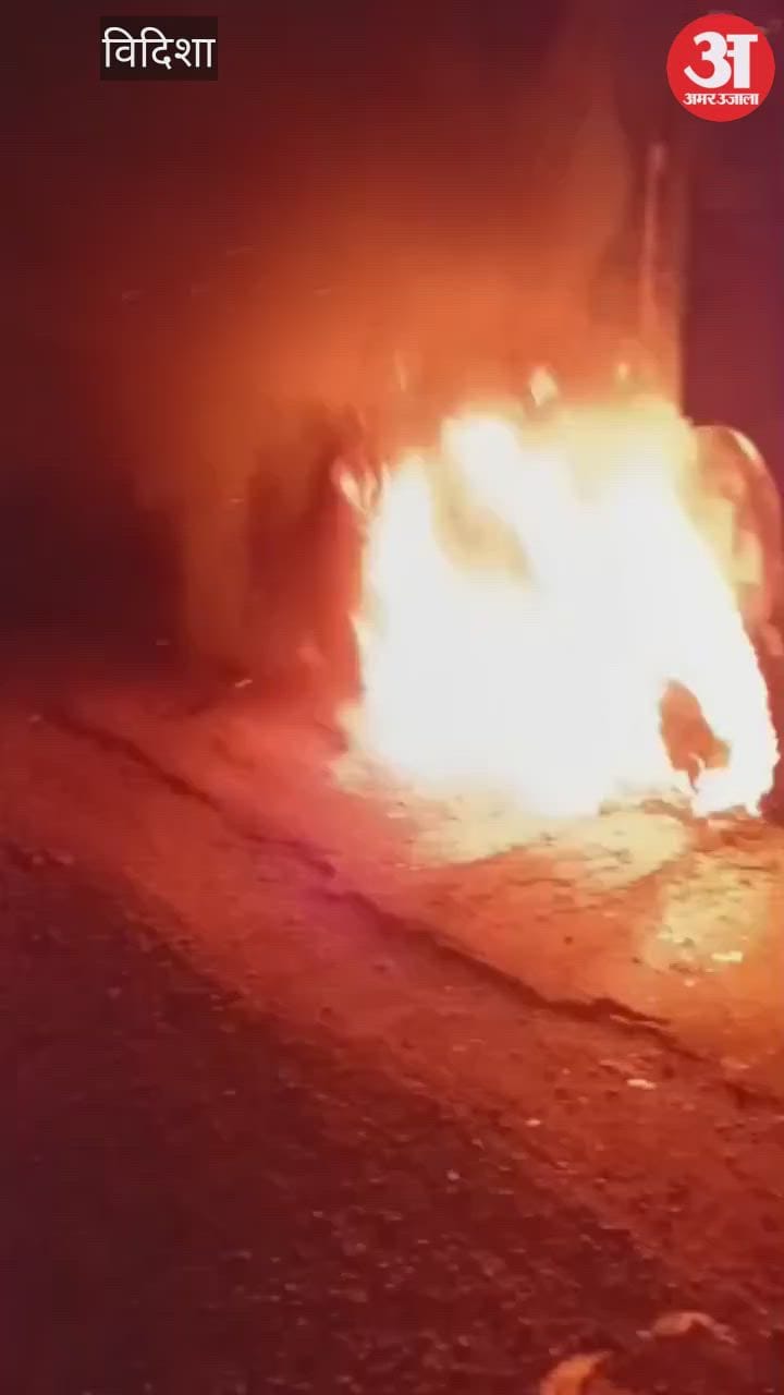A feud between sand traders in Vidisha led to a fire, with a dumper torched and a Scorpio vandalized.
