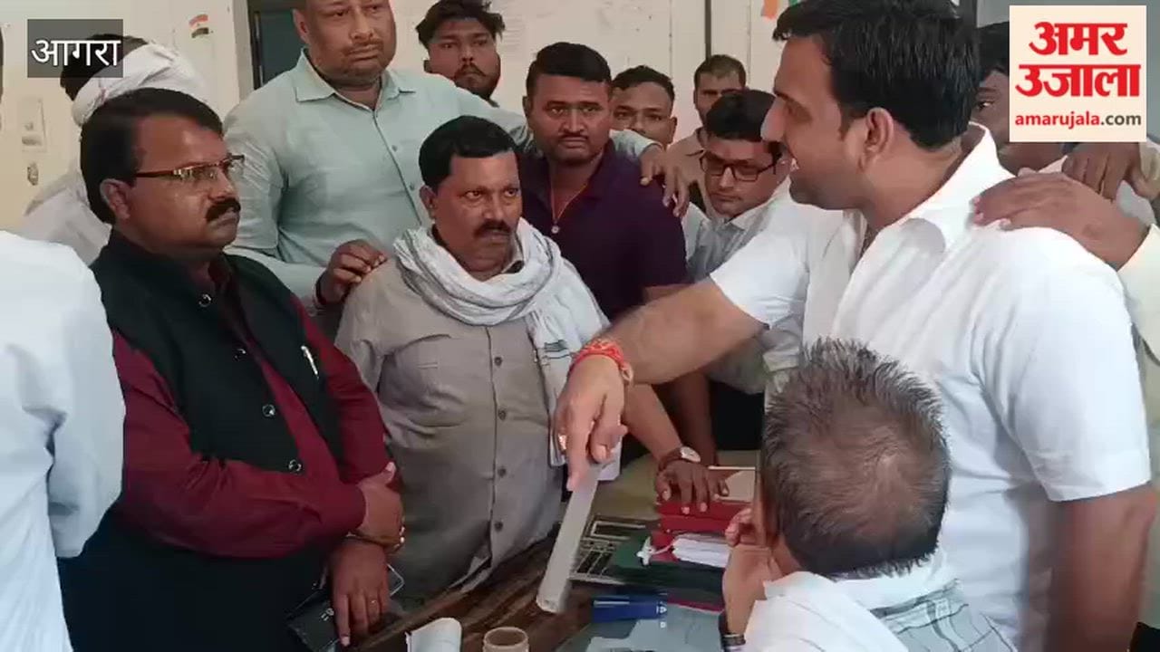 Lawyers protested against e-registration in Bah in Agra