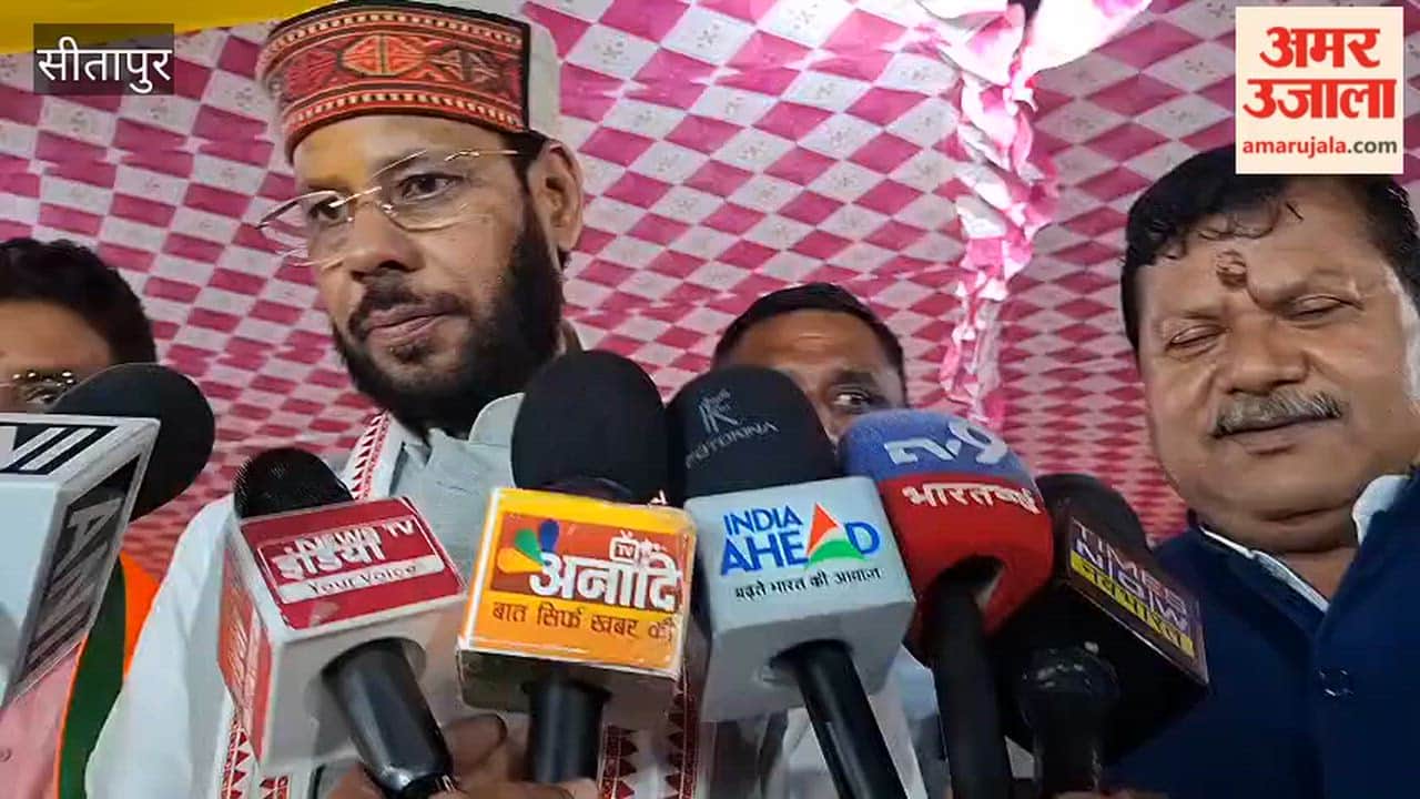 सीतापुर। जिले के प्रभारी मंत्री मनोज पांडेय शुक्रवार देर रात रात्रि चौपाल में टेडवा चिलौला पहुंचे