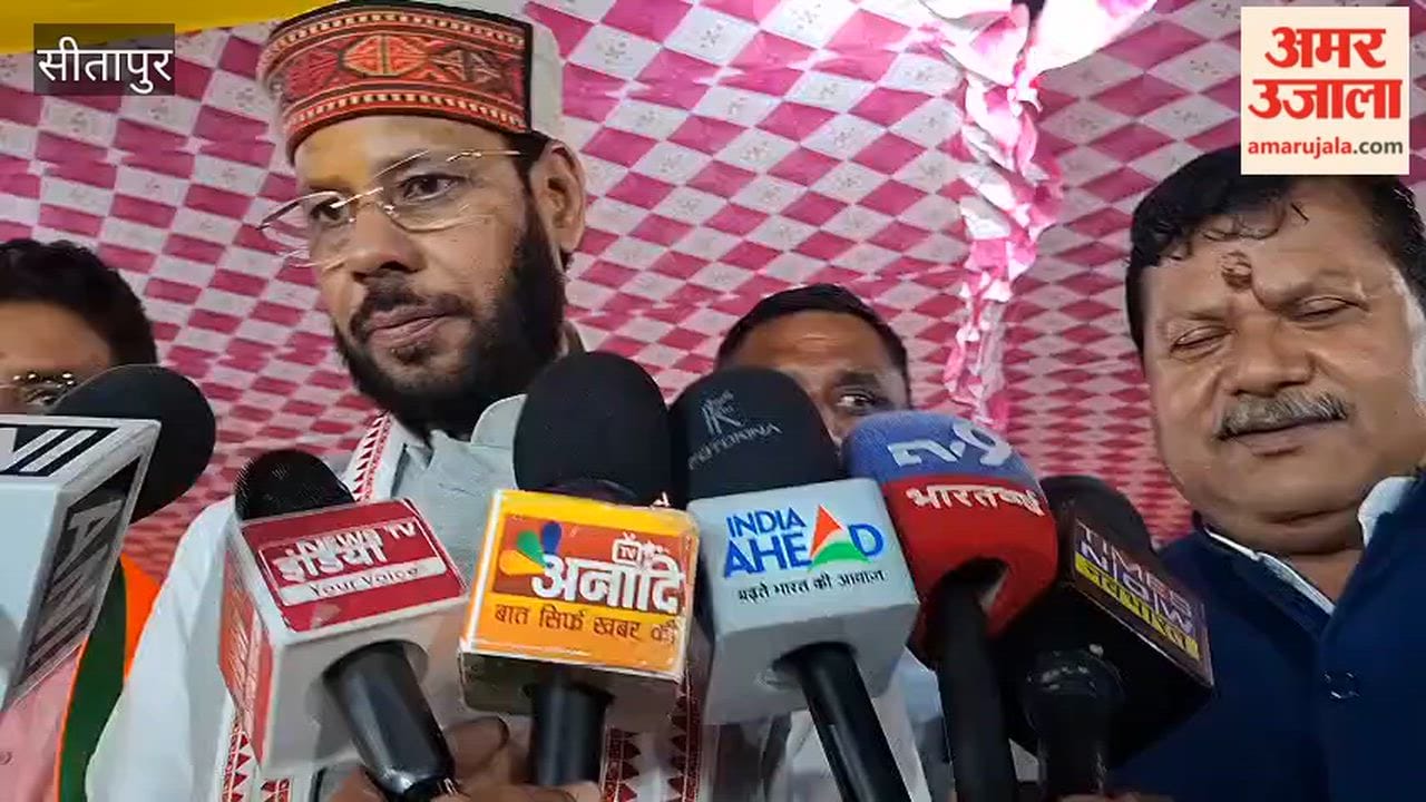 सीतापुर। जिले के प्रभारी मंत्री मनोज पांडेय शुक्रवार देर रात रात्रि चौपाल में टेडवा चिलौला पहुंचे