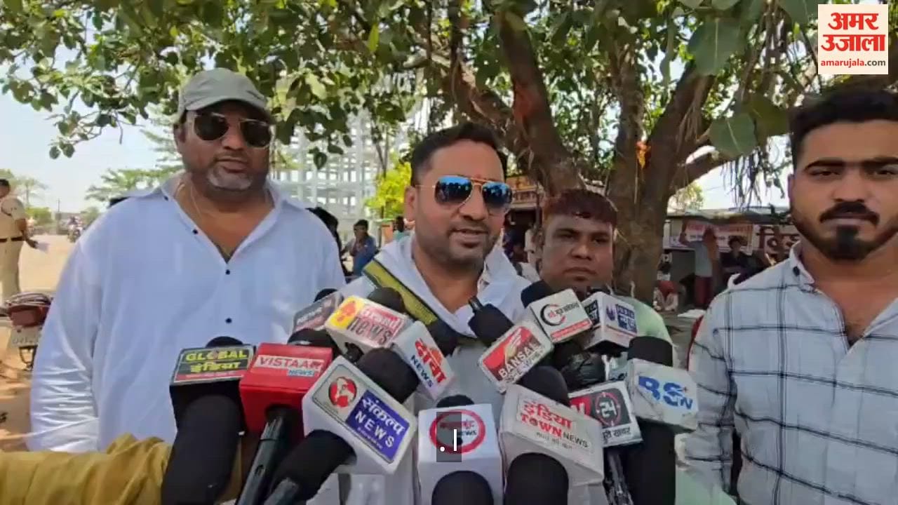 Congress stages a unique protest; registers dissent while holding earthen pots and posters in Rajnandgaon