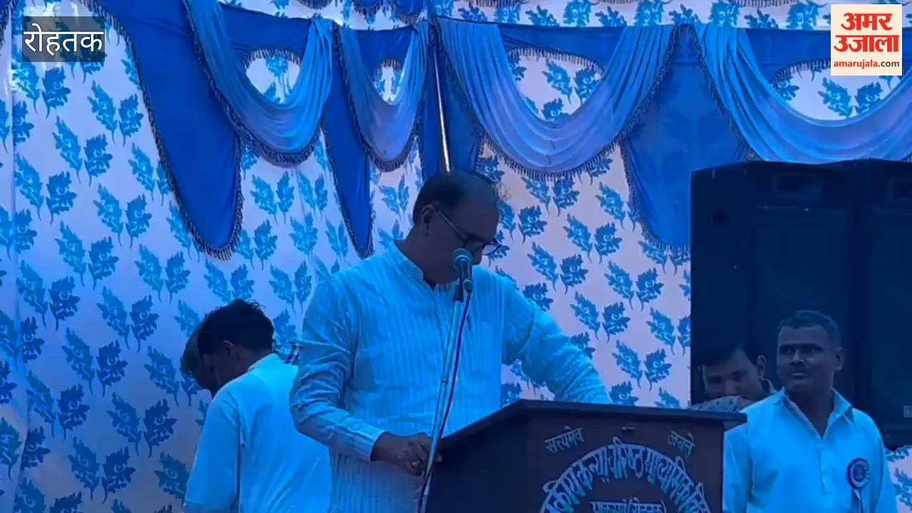 BJP District President Ranbir Dhaka honored students and social workers in Pakasma village, Rohtak.