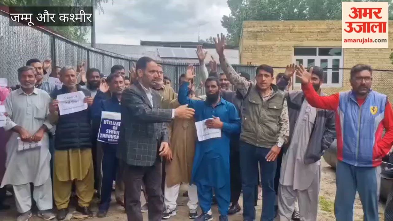 Seasonal Casual Labourers Stage Protest in Hajin Bandipora,Demands Justice.