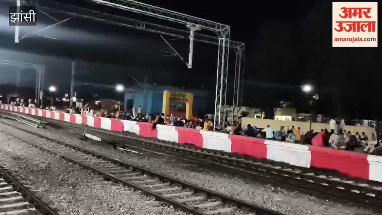 A sea of devotees thronged Mauranipur railway station to travel to Chitrakoot on Somvati Amavasya.