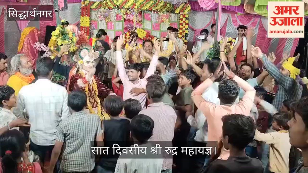 Holi of flowers and the story of Sudama captivated the hearts of devotees.