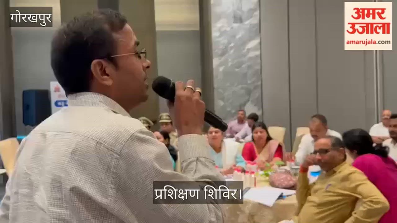 'Bahu-Beti' Training Program: Trainer Shyam informed women about helplines and laws.