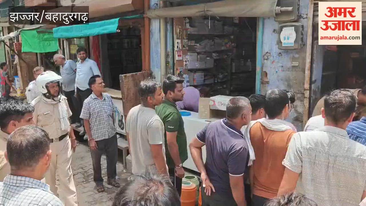 Fire breaks out at a shop in Beri's main market due to unknown reasons.