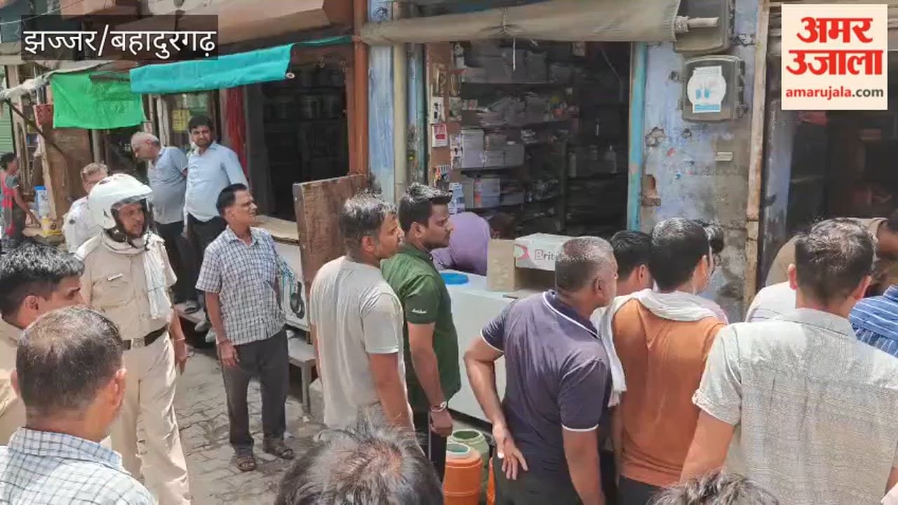 Fire breaks out at a shop in Beri's main market due to unknown reasons.