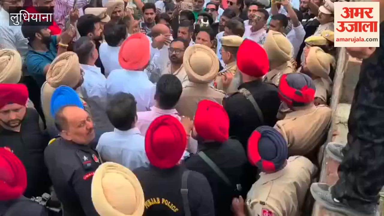 Municipal Corporation Struggle Committee gheraos Cabinet Minister Hardeep Mundia's residence in Ludhiana.