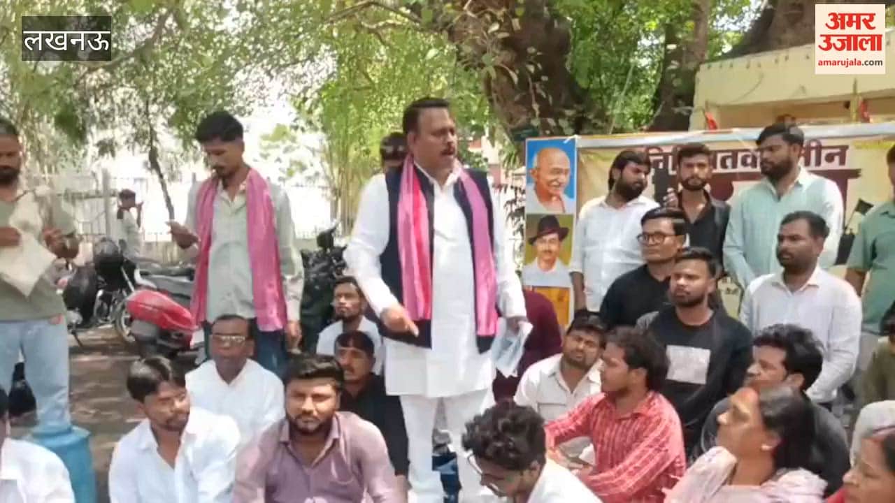 लखनऊ विवि में निष्कासित छात्रों के लिए चल रहे धरने पर पहुंचे सपा नेता राजपाल कश्यप
