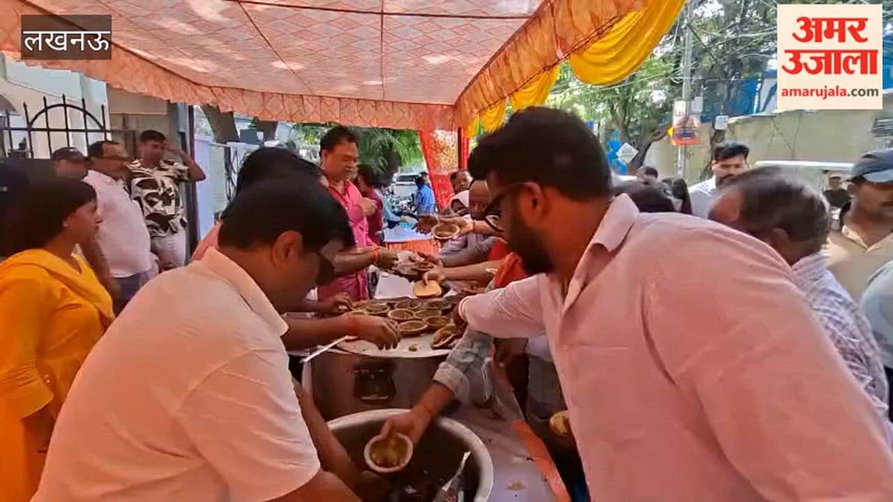 लखनऊ के अलीशा अपार्टमेंट की ओर से लगाया गया भंडारा, लोगों ने लिया प्रसाद