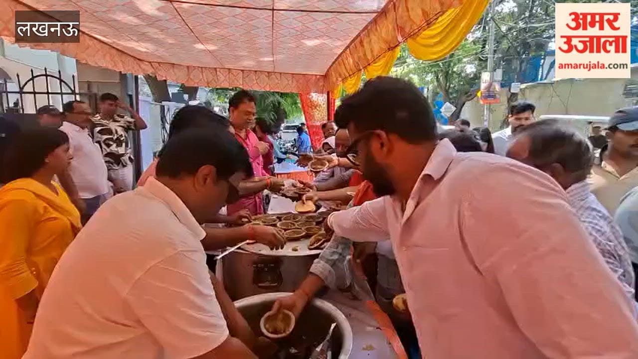 लखनऊ के अलीशा अपार्टमेंट की ओर से लगाया गया भंडारा, लोगों ने लिया प्रसाद