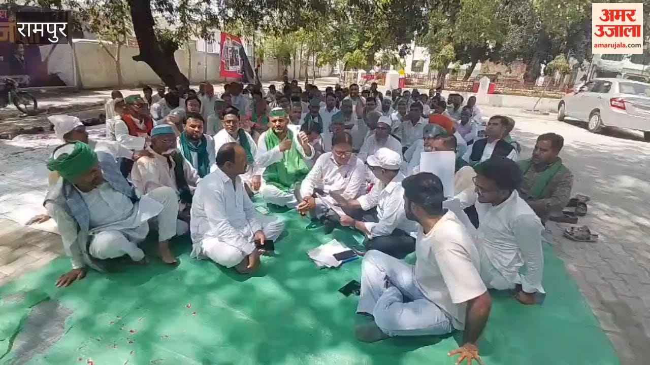 Farmers up in arms against the new fertilizer distribution system; raise slogans