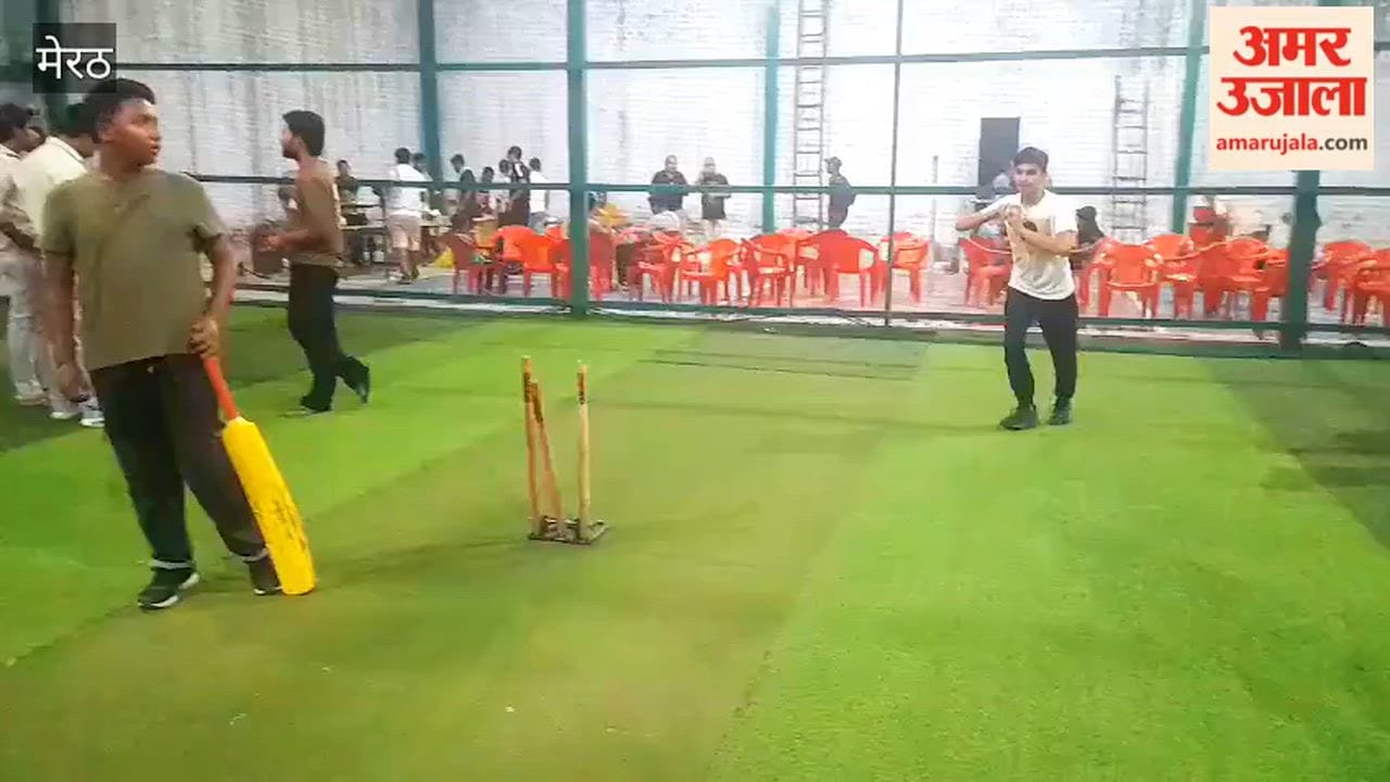 Maheshwari Mitra Mandal members hit a lot of sixes and fours and took wickets in the box cricket competition.