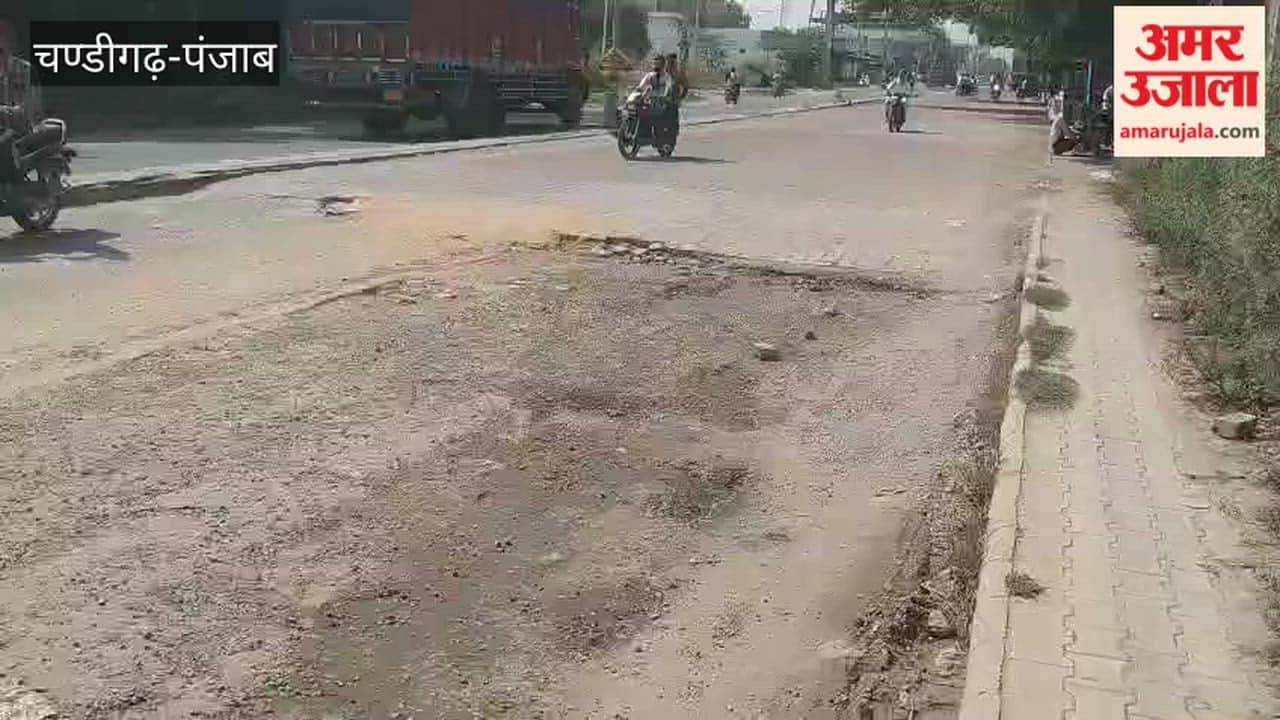 Deep pothole on Sunam-Jakhal Road; commuters facing trouble.