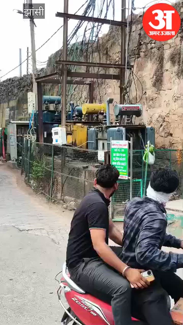 चलती बैटरी गाड़ी में लगी आग, कूदकर चालक ने बचाई जान, थाना कोतवाली इलाके के दतिया गेट बाहर का मामला