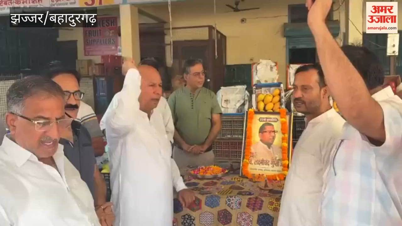 Traders in Jhajjar paid tribute to Lakshmichand Gupta on his death anniversary by offering flowers