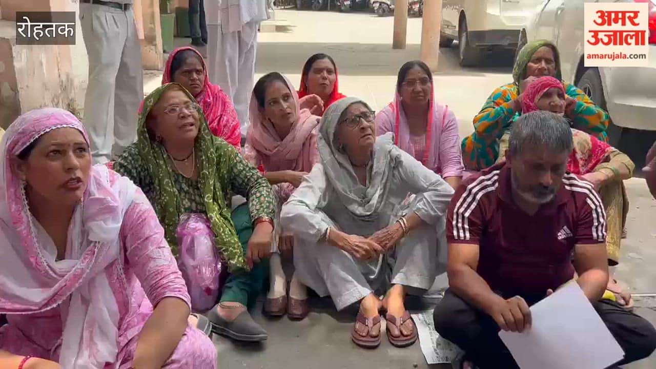Residents of Rohtak, troubled by the water crisis, staged a protest at the Public Health Department.