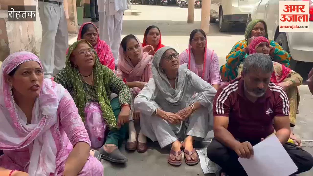Residents of Rohtak, troubled by the water crisis, staged a protest at the Public Health Department.