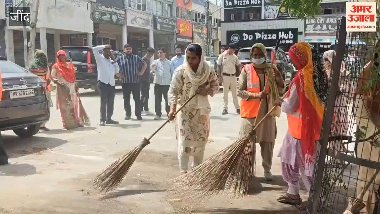 Jind Municipal Council Chairperson Dr. Anuradha Saini conveyed a message of cleanliness to the people by sweeping.