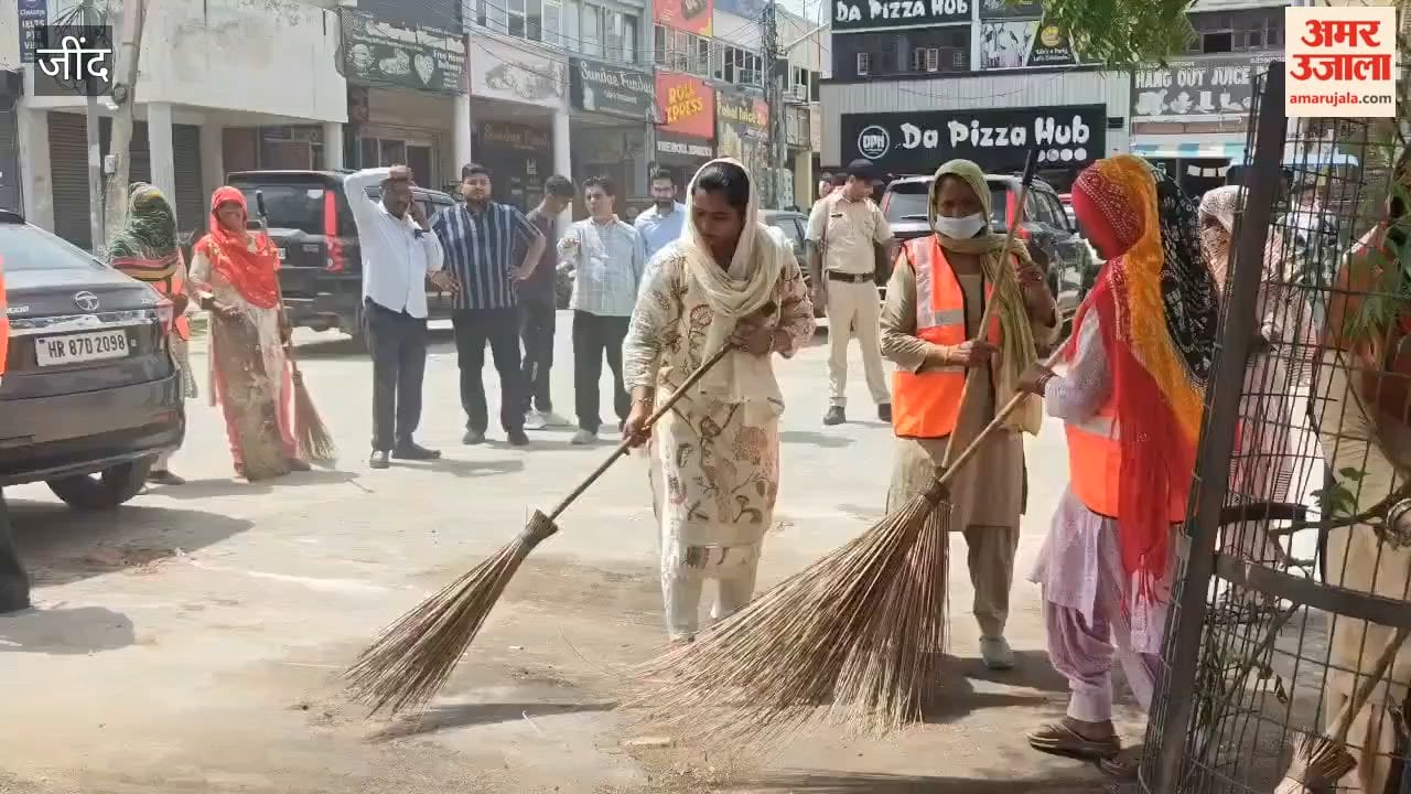 Jind Municipal Council Chairperson Dr. Anuradha Saini conveyed a message of cleanliness to the people by sweeping.
