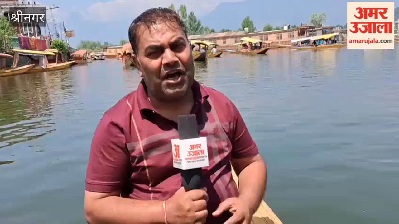 Shikaras enliven Dal Lake
