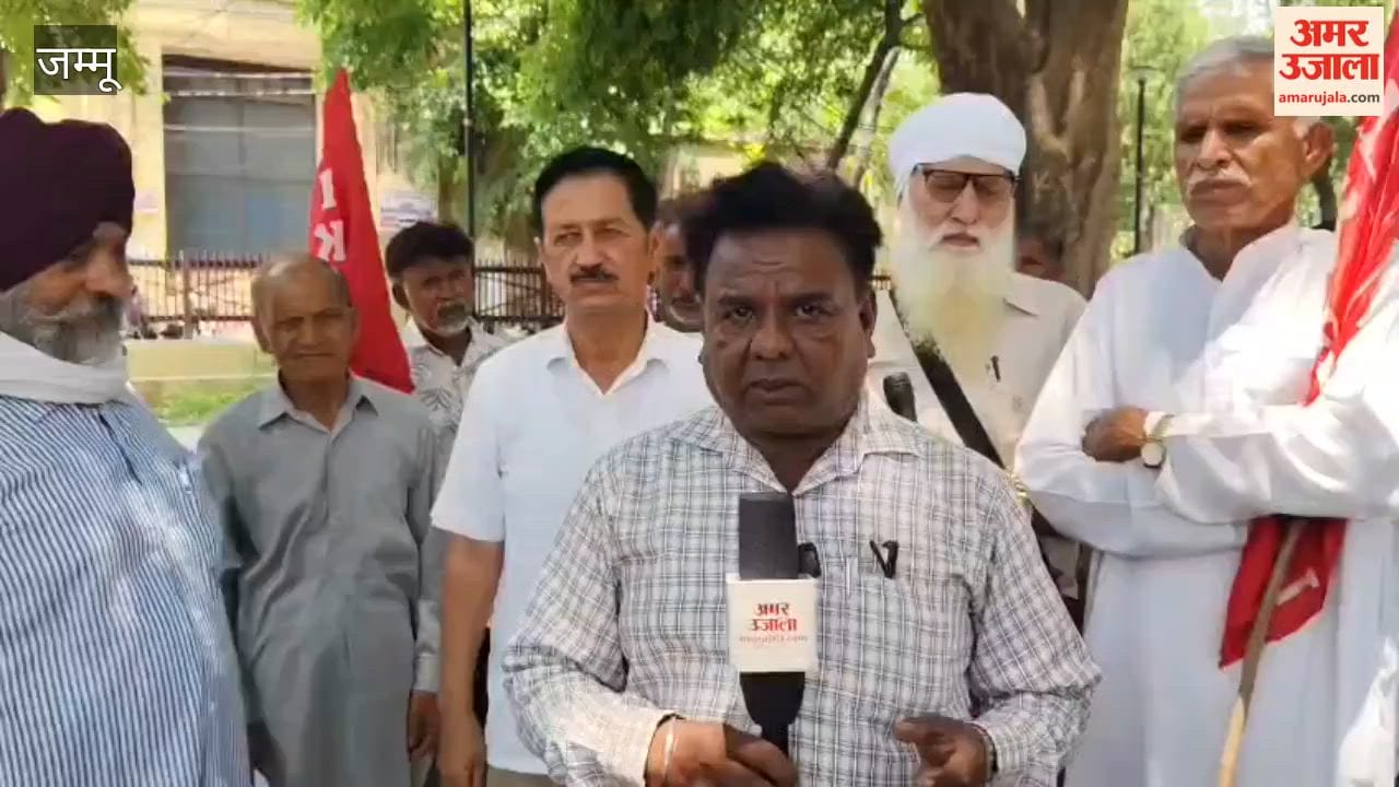 Farmers protest against the tardiness of government employees in RS Pura.