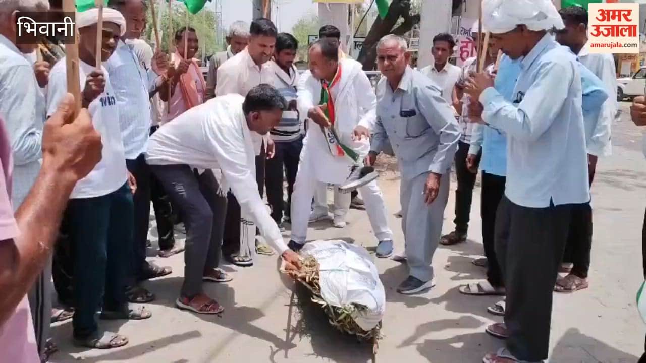 The Sanyukt Nirman Mazdoor Morcha burned the effigies of Minister Anil Vij and CM Saini in Bhiwani.