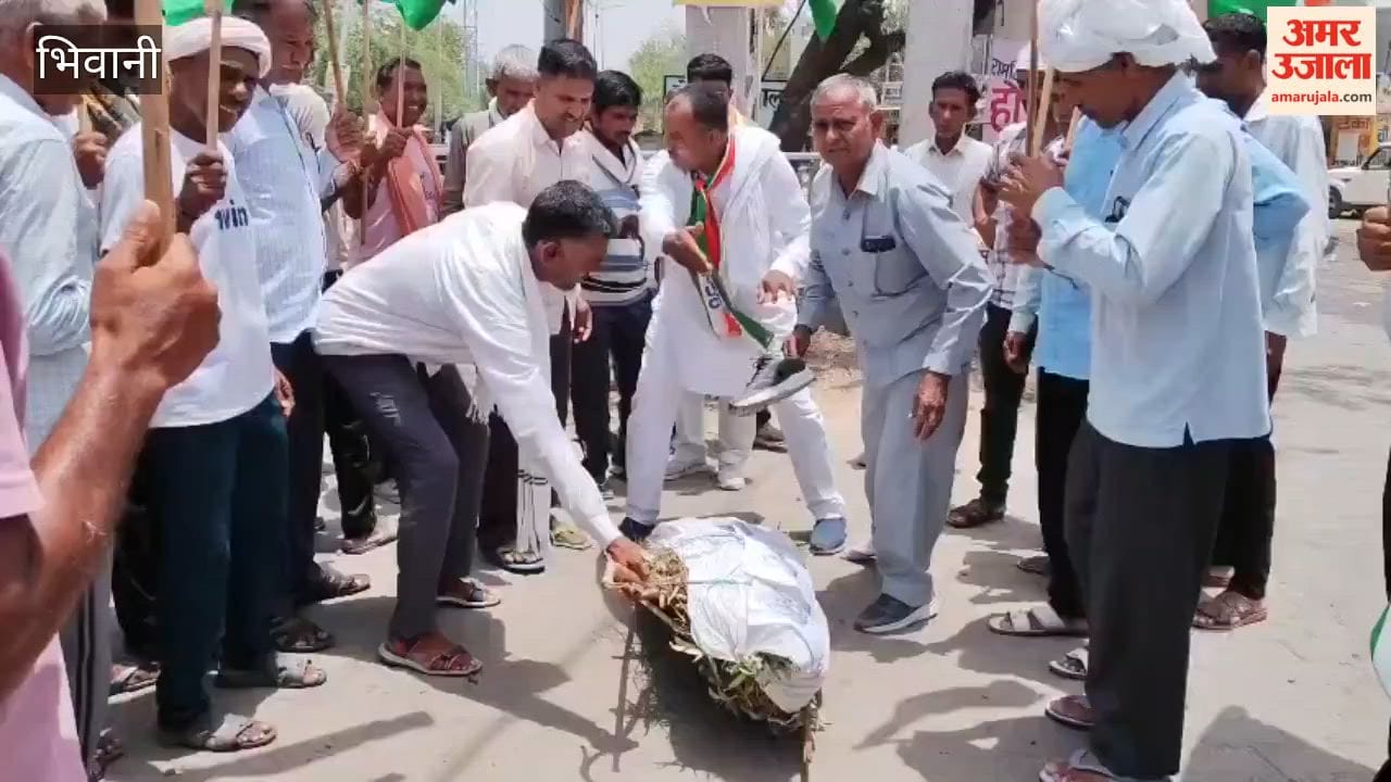 The Sanyukt Nirman Mazdoor Morcha burned the effigies of Minister Anil Vij and CM Saini in Bhiwani.
