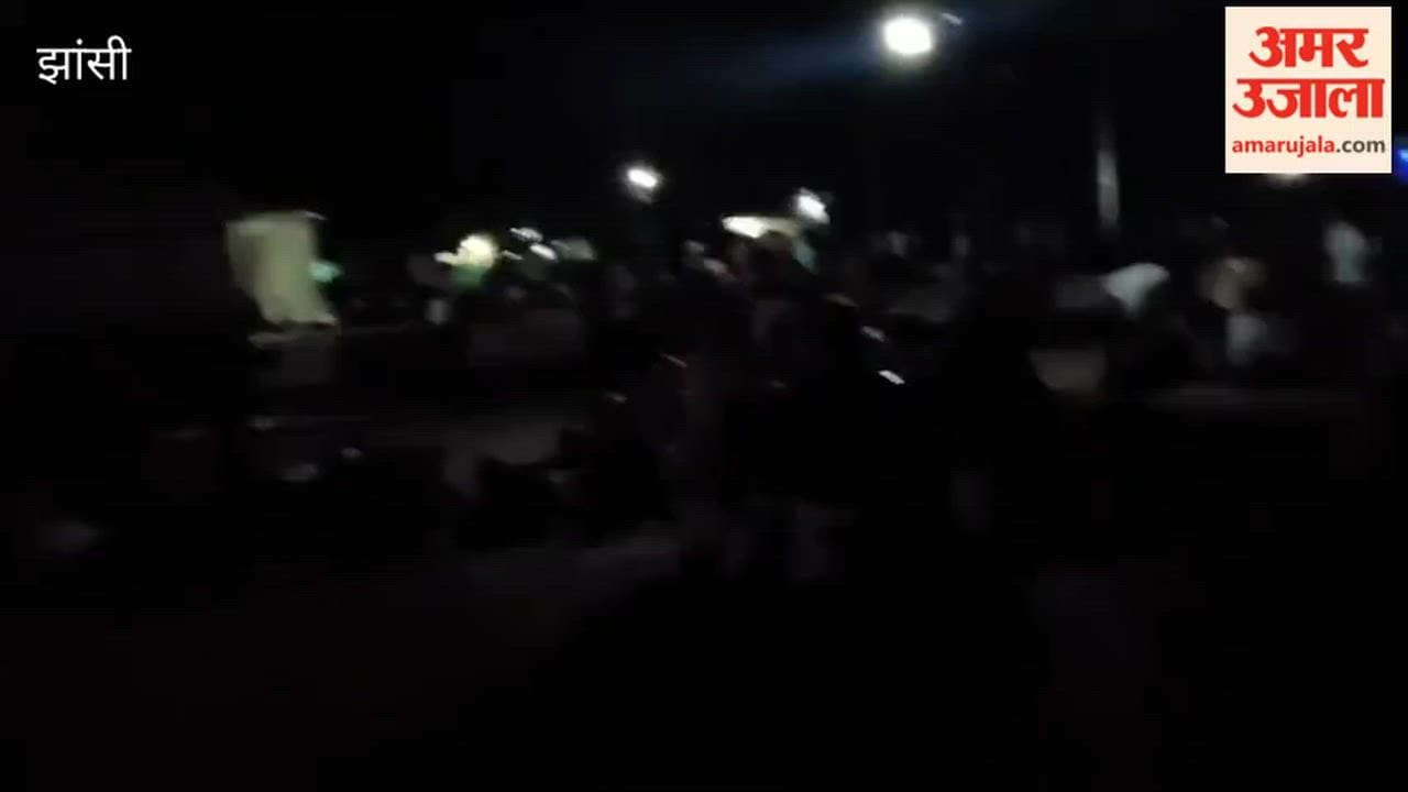 Platform plunged into darkness due to power outage at Mauranipur Railway Station; the DRM had also conducted an inspection just a few days ago.