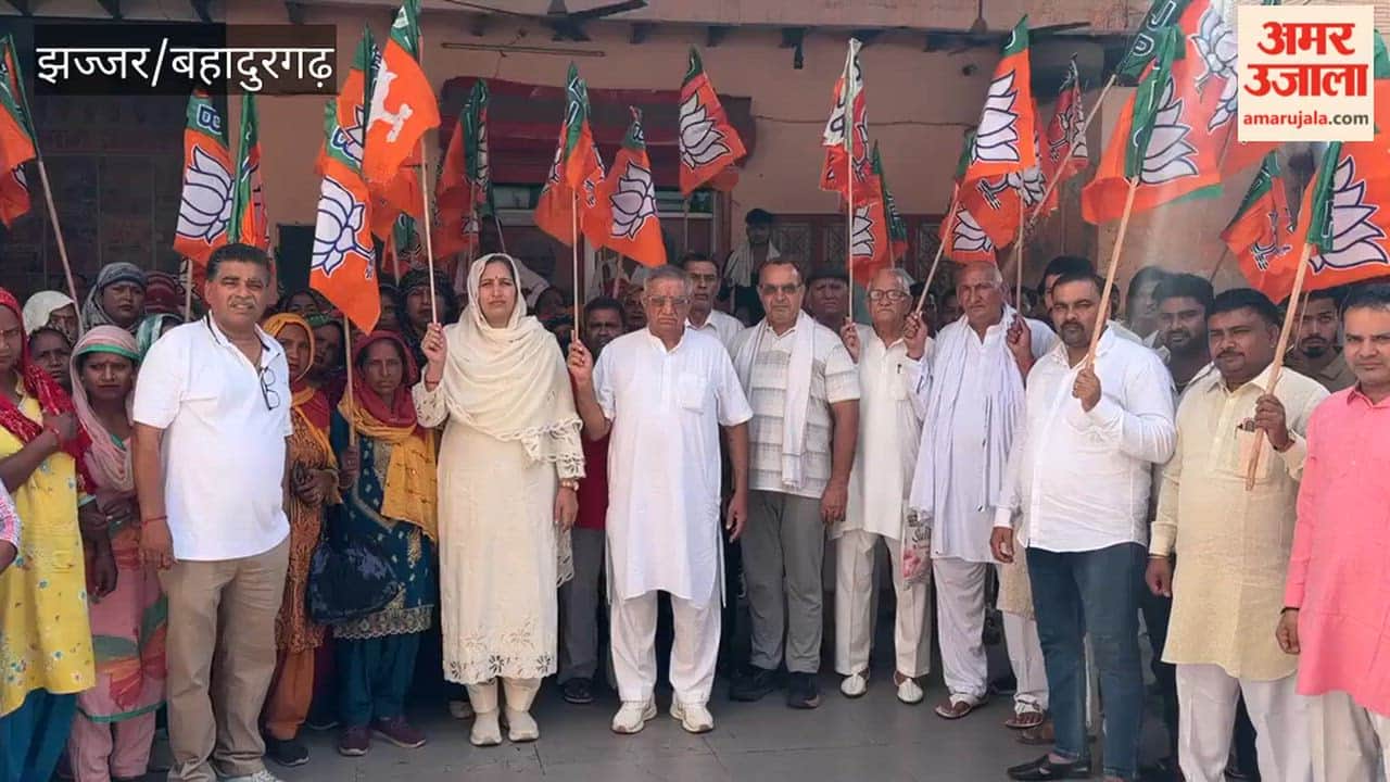 Led by Chairperson Saroj Rathi, BJP workers from Bahadurgarh arrived at the Munimpur rally and welcomed CM Nayab Saini.