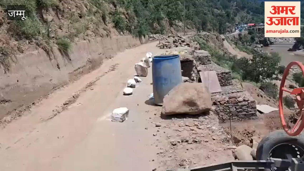 Traffic affected due to poor condition of Chenani Tawi bridge road, passenger vehicles stopped