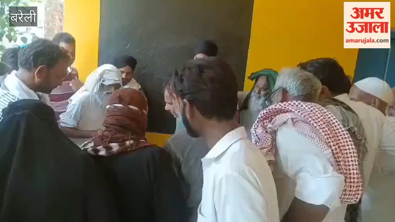Farmers protest against irregularities in fertilizer distribution in Bareilly