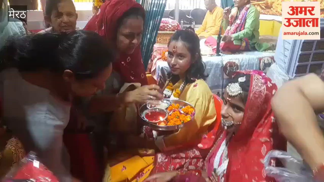 Devotees came to listen to Shri Ram Katha, Aarti in the form of Shri Ram-Sita was performed.
